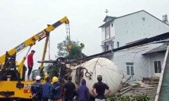 Lâm Đồng: Kinh hoàng xe bồn chở gas lao thẳng vào 3 ngôi nhà ven đường lúc rạng sáng