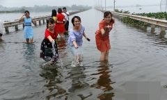 Quốc Oai: Tuyến đường ngập úng thành địa điểm 'sống ảo