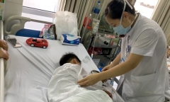 Xót xa bé trai và bà cụ bị chó cắn đứa lìa môi, tróc da bàn tay