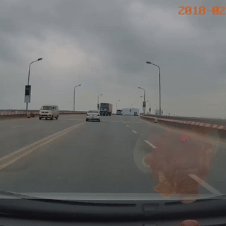 Video: Xe tập lái lấn làn, suýt đối đầu ô tô đối diện