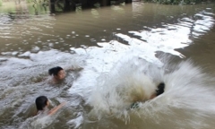 Bàng hoàng phát hiện bé trai đuối nước thương tâm khi theo hàng xóm đi bơi