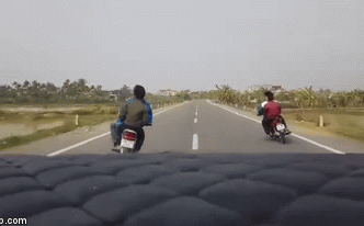 Video: 4 thanh niên ngông nghênh chạy xe lạng lách, đánh võng trước mũi ôtô suốt đoạn đường dài
