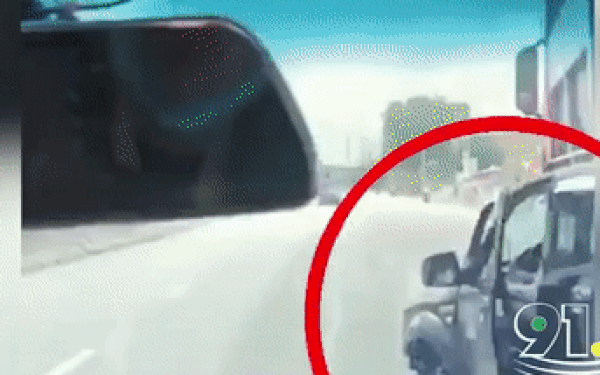Video: Dùng rìu chém người sau tai nạn, tài xế Ford Ranger thản nhiên bước xuống xe
