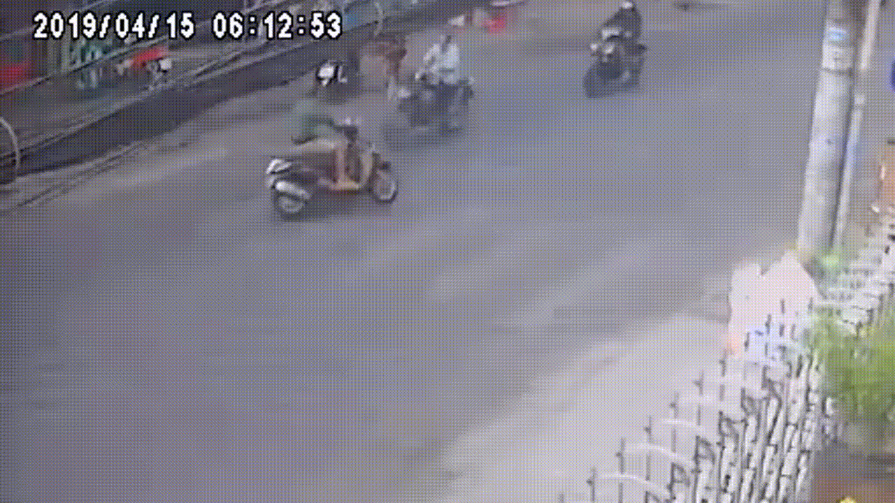 Video: Tông trúng 2 cô gái, thanh niên đi xe máy ngã văng xuống đường