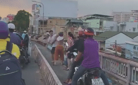 Video: Va chạm giao thông, tài xế ô tô đánh tay đôi với cả phụ nữ