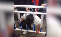 Chết cười với tai nạn người phụ nữ gặp phải khi leo qua rào chắn sang đường