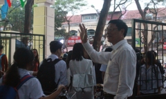 Thầy Hiệu trưởng mỗi ngày đều đứng cổng trường chào học sinh