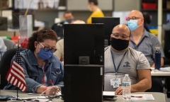 Bầu cử Mỹ 2020 đã qua được nửa năm, vì sao bang Arizona vẫn đang kiểm lại phiếu?