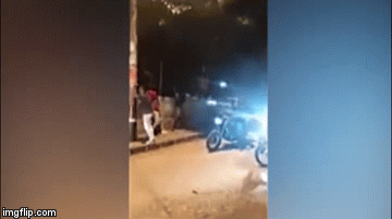 Video: Nữ sát thủ nhảy xuống xe máy, lạnh lùng bắn chết 5 thanh niên