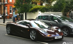 Danh hài đóng Mr.Bean lái siêu xe McLaren F1 hàng hiếm