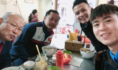 Quang Hải, Duy Mạnh mời HLV Park Hang Seo ăn phở bò Hà Nội