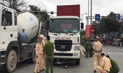 Xe máy bị xe đầu kéo cán nát, người đàn ông may mắn thoát chết