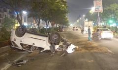 Ô tô lật ngửa như phim hành động, 4 người nước ngoài khóc thét kêu cứu