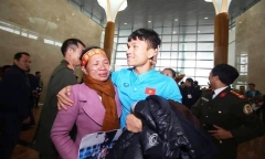 Cầu thủ Phạm Xuân Mạnh: Có tiền thưởng gửi về để bố mẹ trả nợ