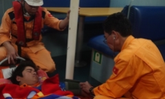 Vượt sóng dữ, cứu sống thuyền viên nguy kịch trên biển
