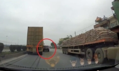Clip: Xe con và container 