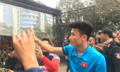 Video: Anh em Tiến Dũng và trung vệ Lê Văn Đại vẫy tay chào người hâm mộ quê nhà