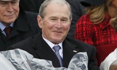 Dân mạng trêu đùa ông Bush “nghịch ngợm” áo mưa tại lễ nhậm chức Donald Trump