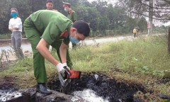 Công ty gạch men xả nước thải màu đen ra sông Thị Vải