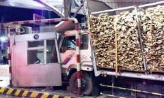Xe tải đâm sập quầy vé trạm thu phí, nam bảo vệ bị hất văng ra ngoài