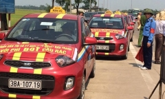Phản đối trạm thu phí Cầu Rác, người dân dùng tiền lẻ 