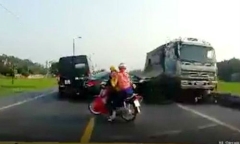 Lái xe đi sai làn đâm tử vong hai anh em ruột ra đầu thú