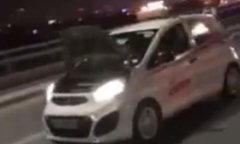 Phạt tài xế taxi lật nắp capo,  