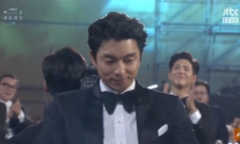 Gong Yoo rơi lệ khi lên ngôi Ảnh đế Baeksang 2017