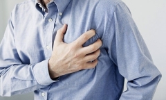 Giảng bài nhiều lần mà con không hiểu, ông bố lên cơn đau tim, ngất xỉu