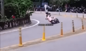 Video: Không làm chủ được tốc độ, cô gái ngã văng khỏi xe khi vào cua, mài ngực xuống đường