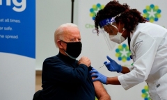 Được tiêm vaccine COVID-19, ông Biden không quên ca ngợi ông Trump