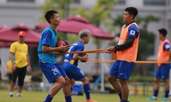 Hà Đức Chinh mặc áo mưa tập luyện vì tăng cân sau thành công của U23 Việt Nam