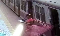 Video: Áo mắc vào tàu hỏa, người phụ nữ thoát chết trong gang tấc