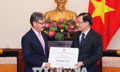 Trao 200.000 USD hỗ trợ nhân dân Lào khắc phục sự cố vỡ đập thủy điện