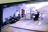 Video: Tên trộm ngang nhiên bẻ khóa, nhanh như cắt phóng xe qua mặt bảo vệ 