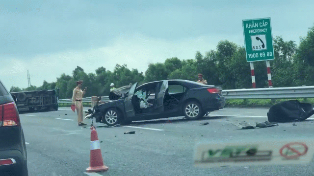 Video: Xe con nát đầu, xe tải “phơi bụng” sau va chạm kinh hoàng trên cao tốc