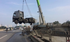 Hiện trường vụ tai nạn xe bồn lật ngang trên đường vành đai 3