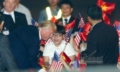 Cậu bé 11 tuổi bất ngờ được Tổng thống Mỹ Donald Trump tặng hoa