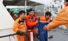 Cứu nạn 13 thuyền viên trôi dạt trên biển trước cơn bão số 13