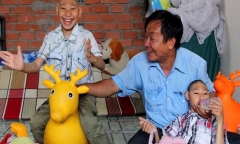 Khóc rưng rưng khi xem cha đơn thân bán kẹo nuôi 2 con teo não kể chuyện đời