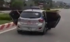 Thông tin bất ngờ vụ taxi mở bung 2 cửa lao vun vút trên đường