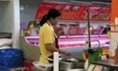 Video: Nhân viên siêu thị ăn ốc 