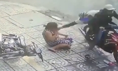 Video: Bất ngờ bị giật dây chuyền khi đang cất tiền thừa mua đồ