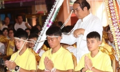 Đội bóng nhí Thái Lan tới chùa cầu phúc trước khi trở về bên gia đình