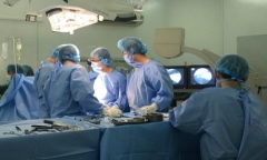 Cứu người đàn ông đang nằm võng bị cửa kính vỡ rơi đâm thủng tim