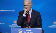 Nhà báo đi cùng ông Joe Biden mắc COVID-19
