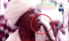 Video: Rùng mình với người đàn ông cho rắn hổ mang cắn vào lưỡi