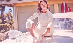 Selena Gomez lộ thân hình ngấn mỡ nhưng vẫn nhận 'mưa lời khen'