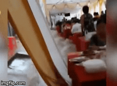 Video: Mặc nước lũ chảy ầm ầm dưới chân, quan viên 2 họ vẫn thản nhiên chúc tụng hết mình