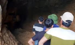 Kinh hãi phát hiện thi thể đang phân hủy trong hang núi